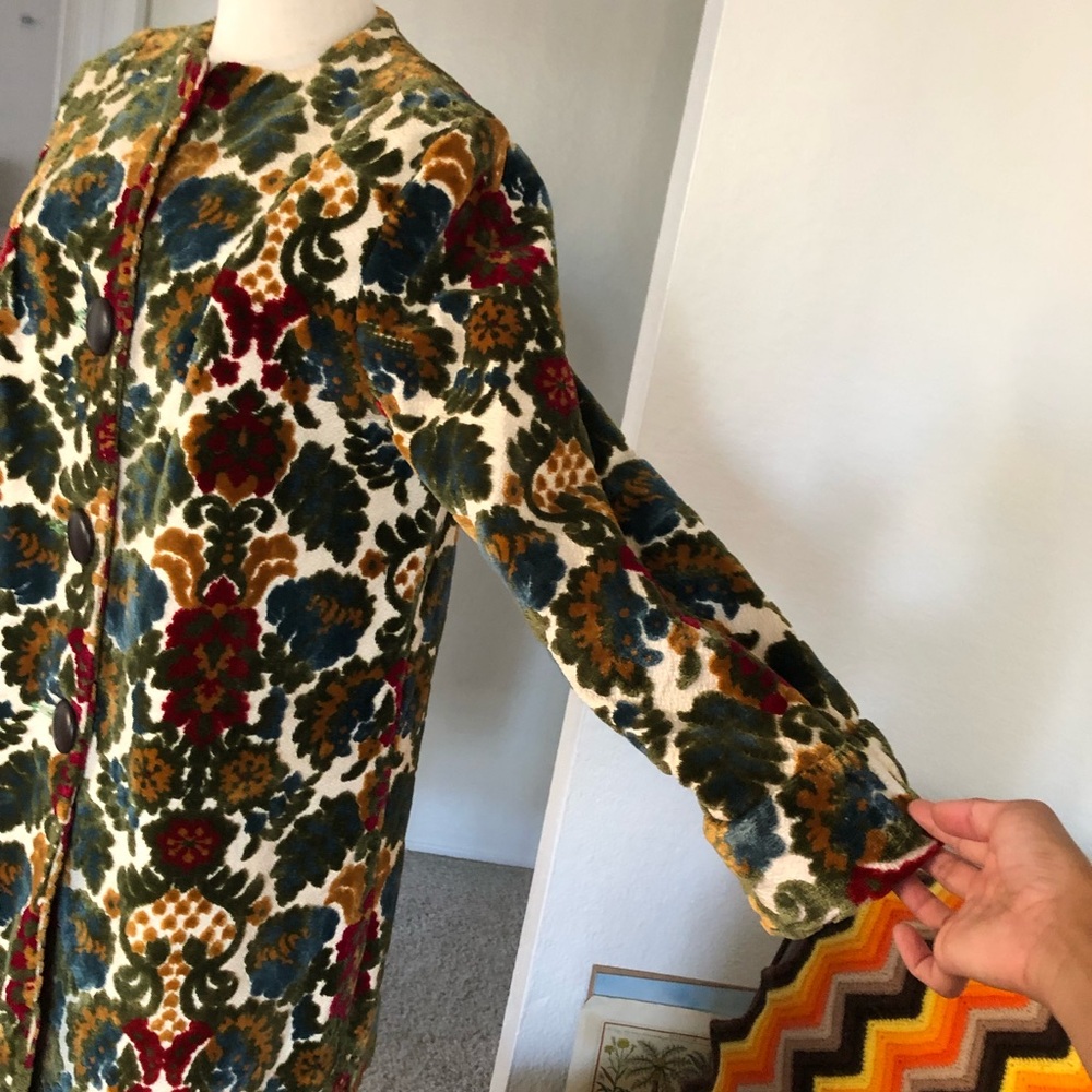 SOLD Vintage 1960s Velour Floral Gorgeous Coat - Picture 5 of 12